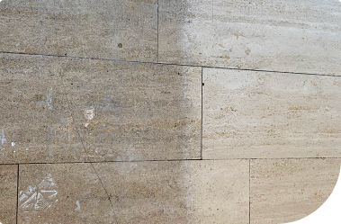 Mit Ziegeln gesäumter Kiesweg mit einem Hauch von Lavendel und anderen Grünpflanzen an den Rändern.